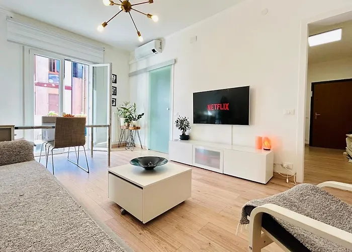 Modern 10 Min To Venice & Private Parking Apartment *