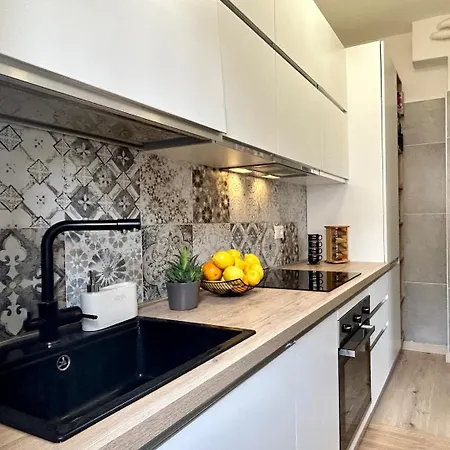 Apartment 10 Min To Modern & Cozy
